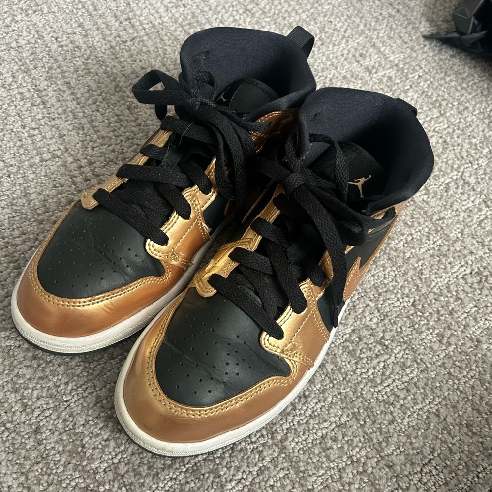 Boys- Air Jordan 1 Mid SE 'Metallic Gold Black. Size 2.5